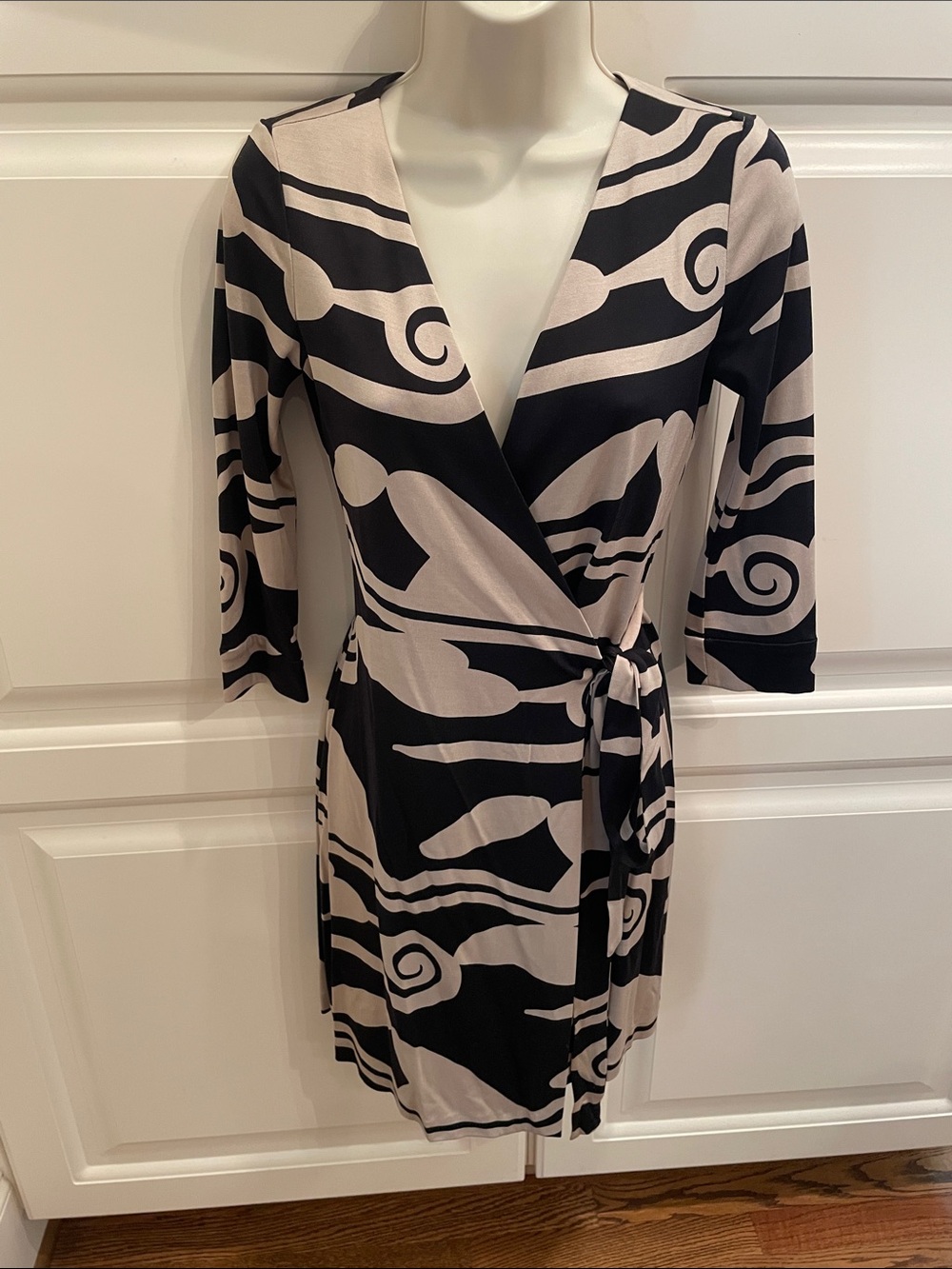 DVF signature silk wrap dress sz 0